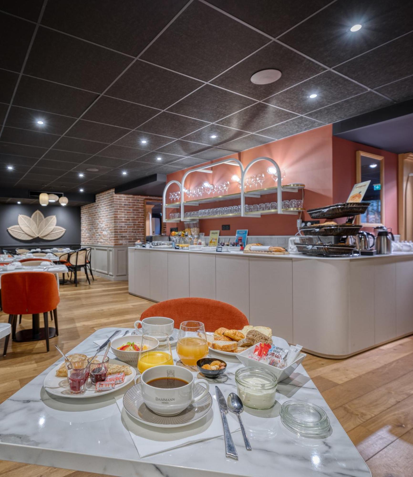 Brit Hotel Les Voyageurs Loudeac Exterior photo